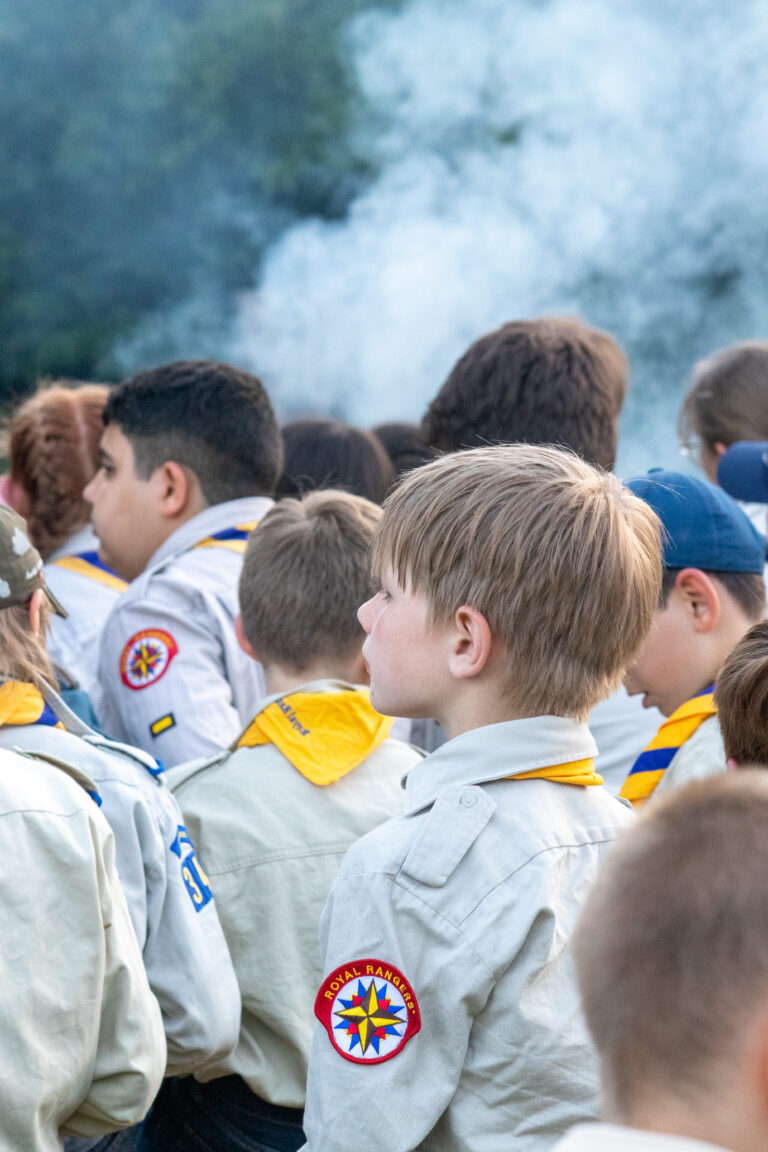 Kinder am Lagerfeuer