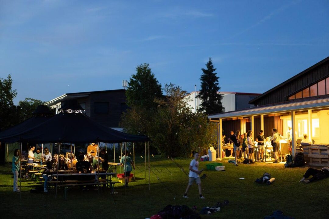 Jubiläumsfeier am Gemeindehaus in der Abenddämmerung