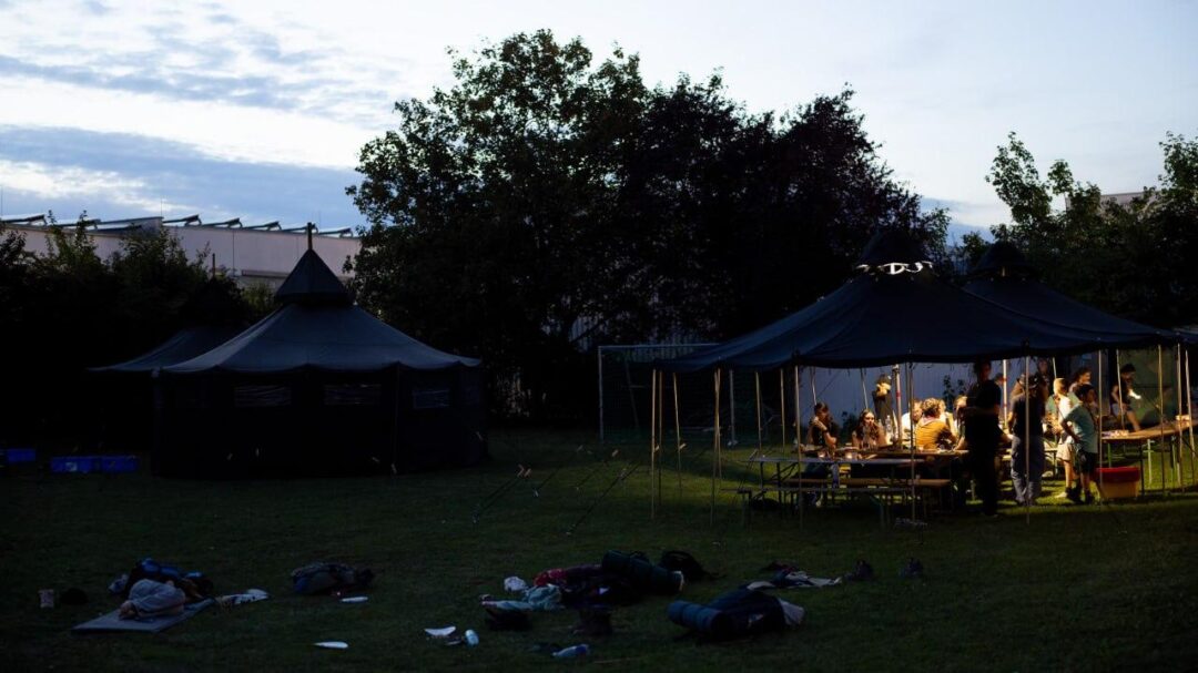 Zelte des Stamm 146 in der Abenddämmerung