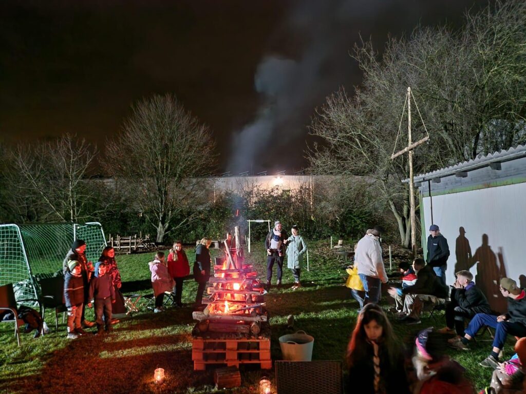 Lagerfeuer beim Stamm 146 mit Kindern und Leitern